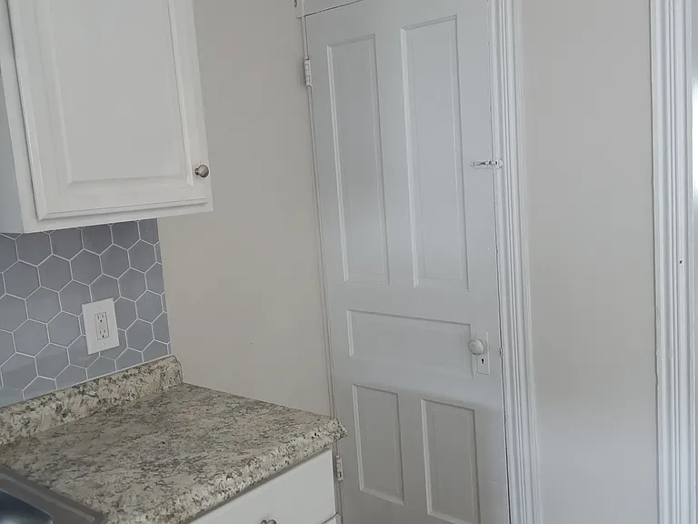 624 E Broad St — Photo 8