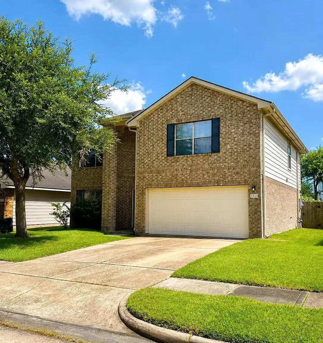 3 bed, 2.5 bath, 2439 sqft, $2,050 — Photo 1