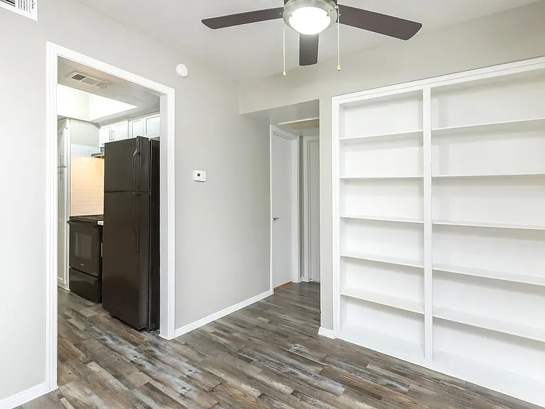 Camelot Apartments — Photo 44