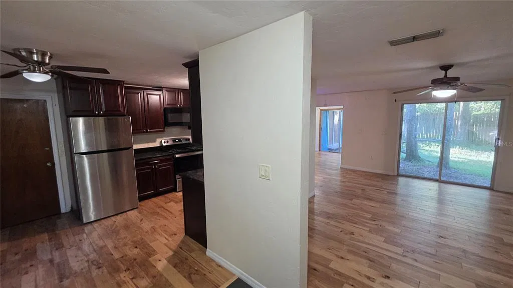 4 bed, 3.0 bath, 1841 sqft, $2,550 — Photo 2