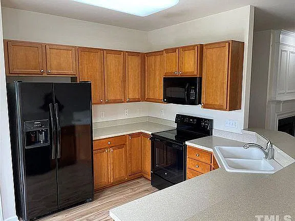 3 bed, 2.5 bath, 1645 sqft, $1,950 — Photo 3