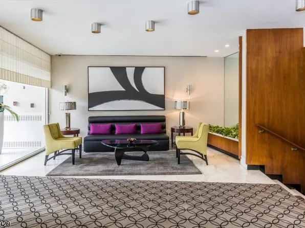 1 Claridge Dr APT 517, Verona, NJ 07044