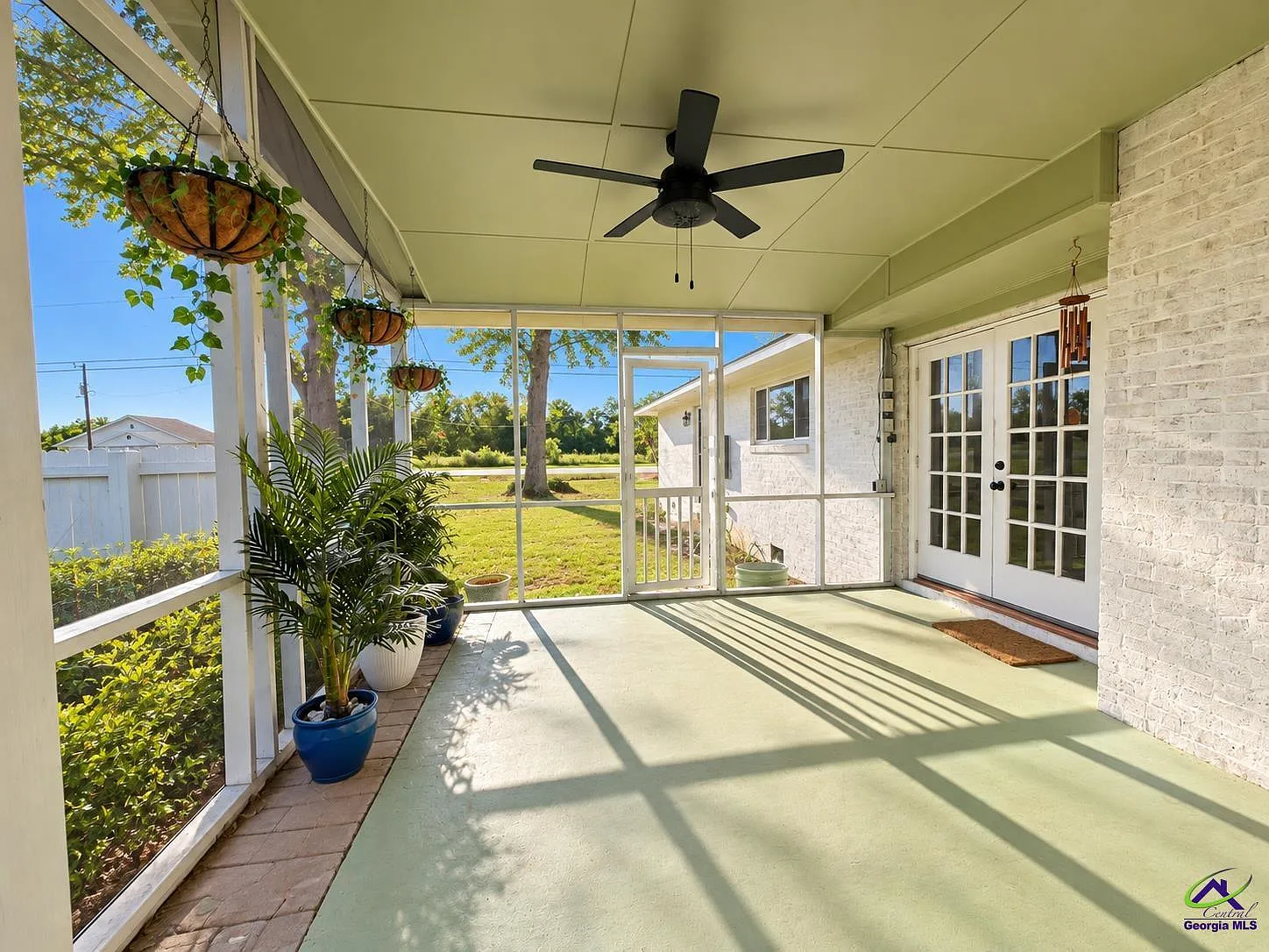 4 bed, 2.0 bath, 2200 sqft, $2,500 — Photo 3