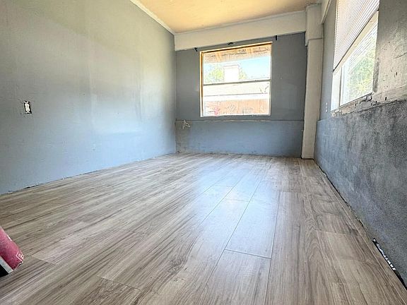 5th image of 1047 Sycamore St