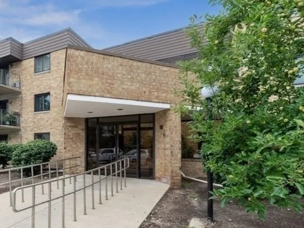 5600 Astor Ln APT 121, Rolling Meadows, IL 60008