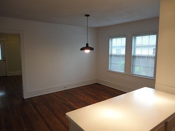 Dining room and kitchen peninsula