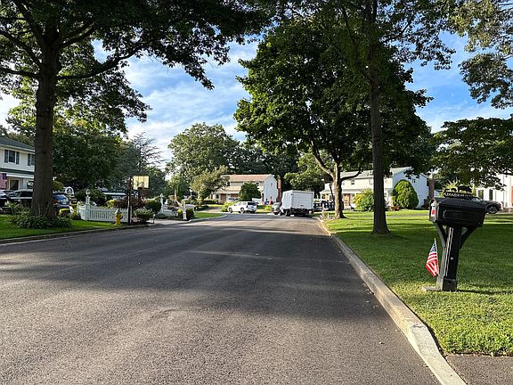 4th image of 28 Suburban Ln