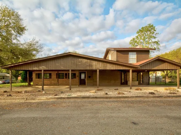 102 Rivercrest Dr, Luling, TX 78648