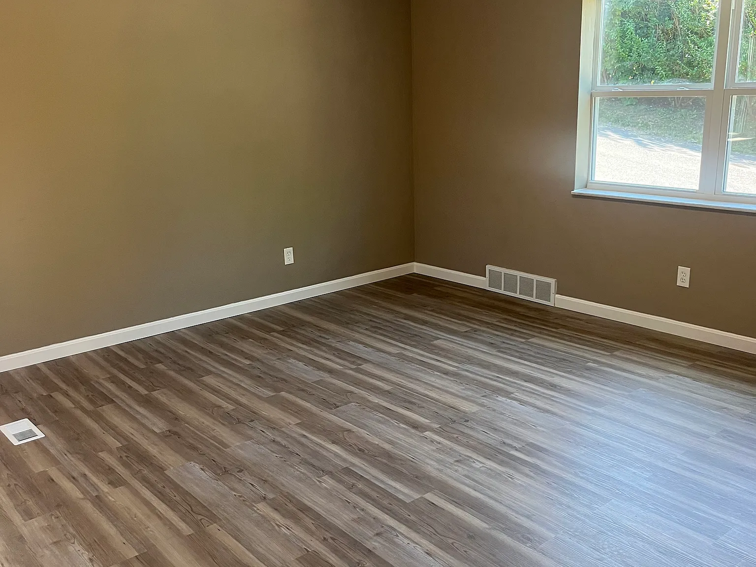 3 bed, 928 sqft, $2,100 — Photo 3