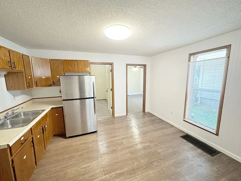 416 Grover St — Photo 9