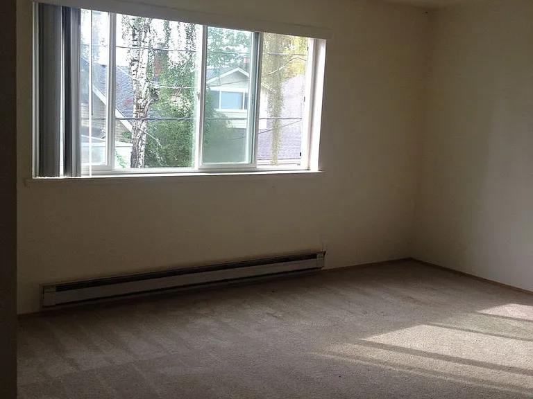 University Court Apartments — Photo 18