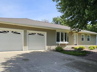 1708 Maplewood Dr, Cedar Falls, IA 50613