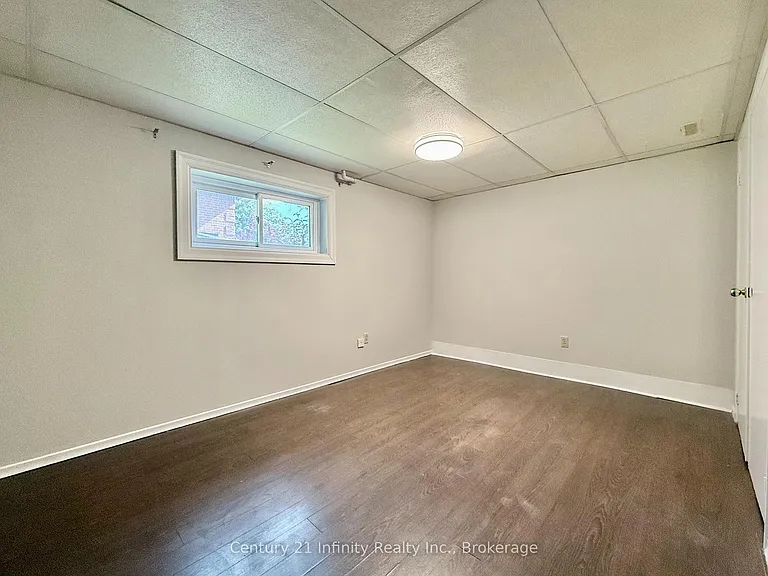 384 Leslie St — Photo 9