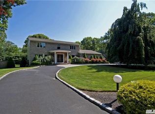 29 Country View Ln, East Islip, NY 11730