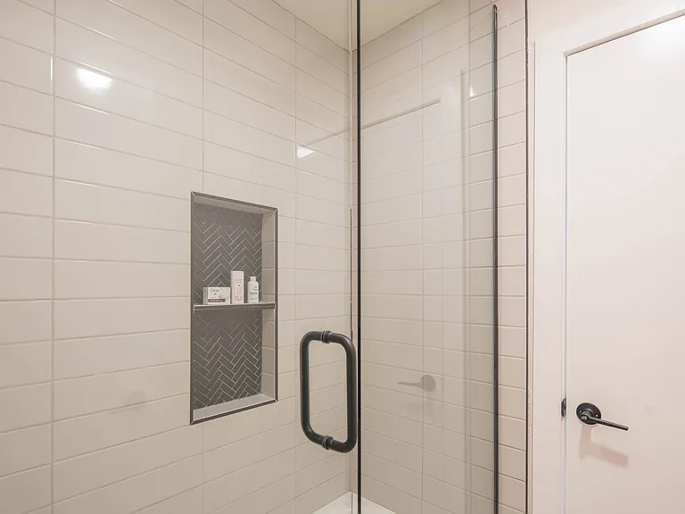 guest hall shower and tub