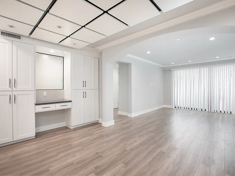 1350 Roxbury Dr — Photo 8