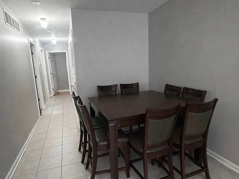 1031 E Grand St #1 — Photo 2