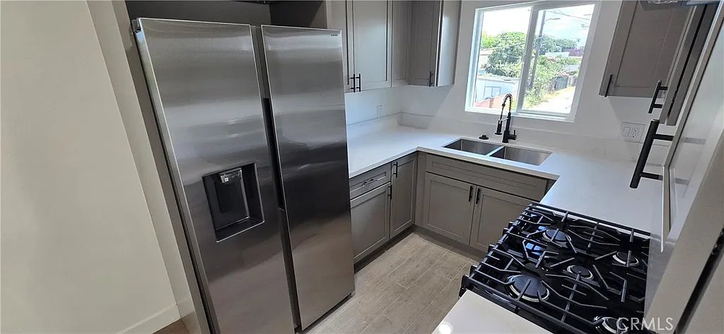 2 bed, 800 sqft, $2,500 — Photo 2