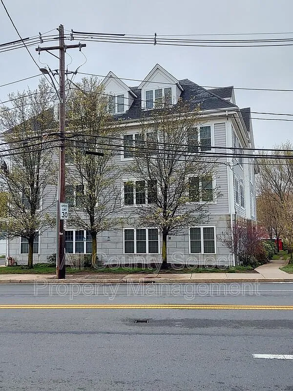 1 bed, 1.0 bath, 700 sqft, $1,800 — Photo 1