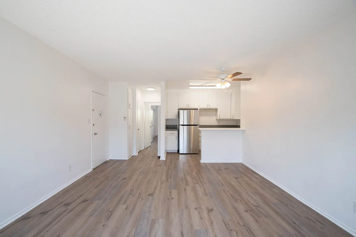 Building Photo - 10935