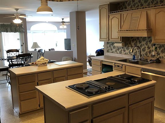 3rd image of 265 Margaret Cir