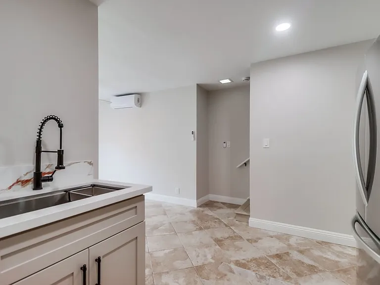 4138 Lois St #B — Photo 9