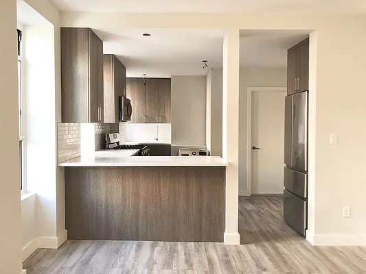 Rented by Realty 2000 Associates Ltd | media 6