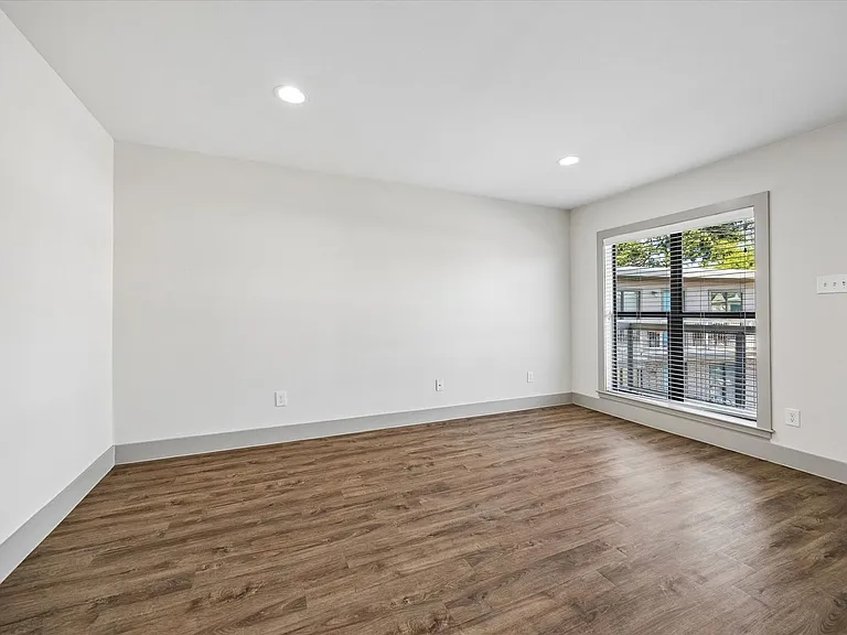4300 Rosslyn — Photo 7