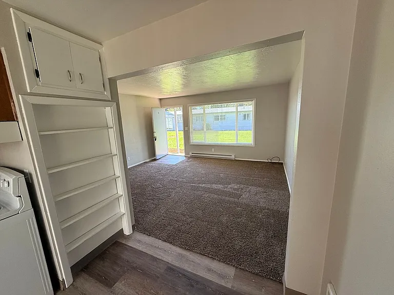 1031 & 1037 Ring St NE — Photo 9