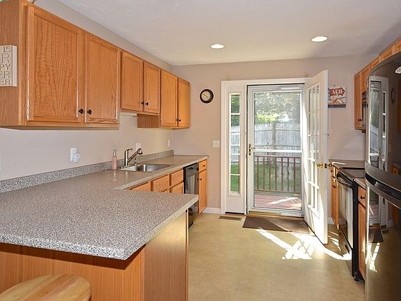 4th image of 17 Carleton St #17