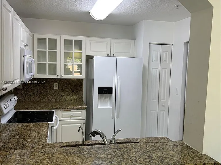 915 SW 143rd Ter #2008 — Photo 3