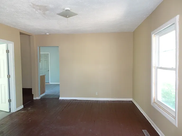 319 Davids St — Photo 8