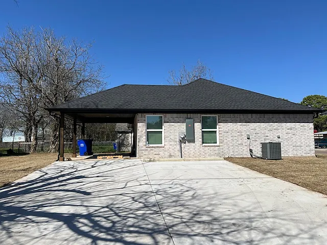 Building Photo - 201 N Pecan St