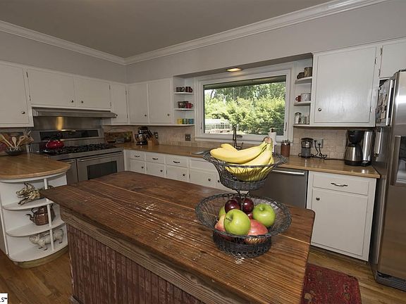 3rd image of 1 Woodfern Cir