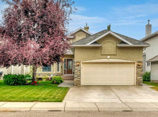 216 E Douglas Woods Hl SE, Calgary, AB T2Z 3B1