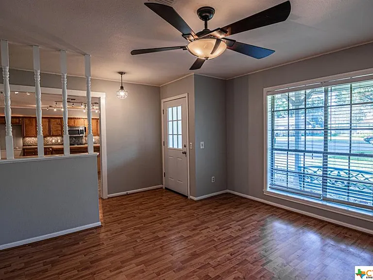 103 N Oak Dr — Photo 2
