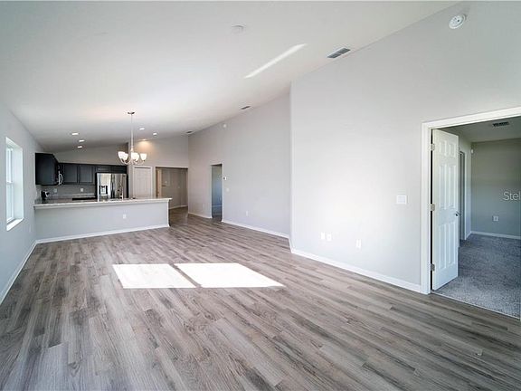 5th image of 590 Lorient Dr