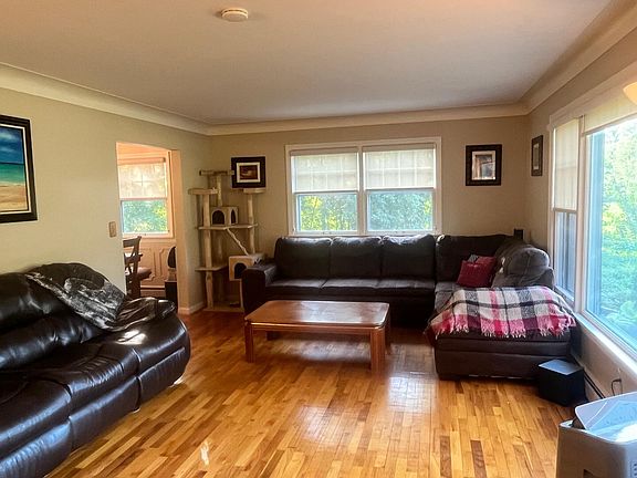 4th image of 210 Martha Dr