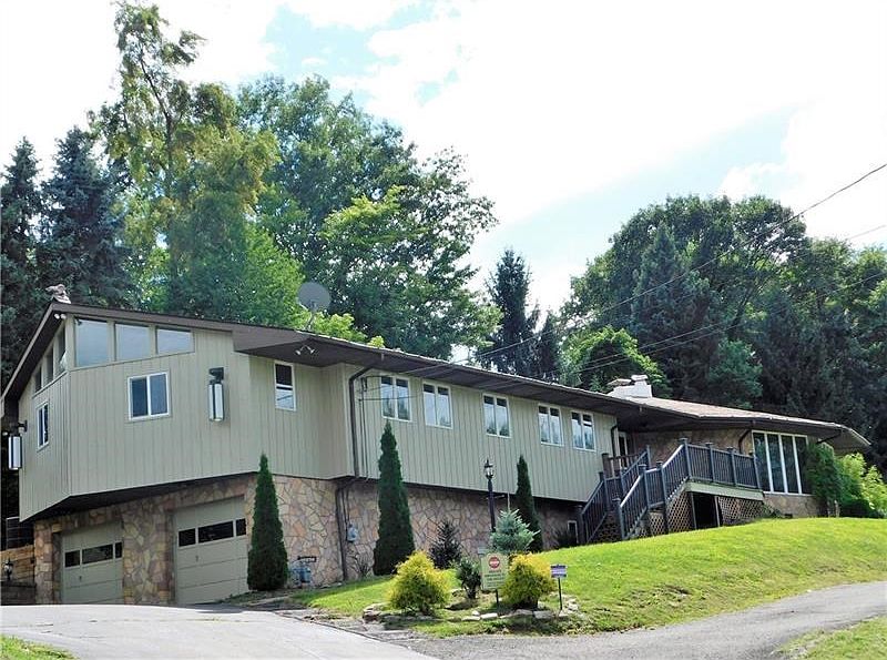 Welcome to 305 W Tacoma Avenue the ranch has a open floor plan.