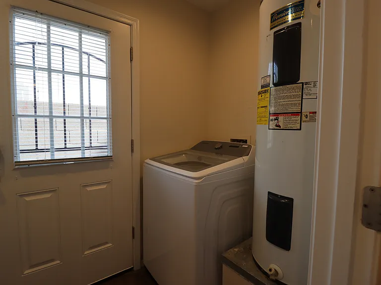 1020 E Silver St — Photo 36