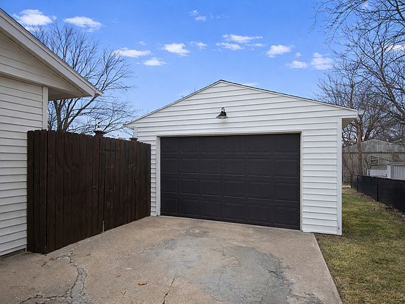 3rd image of 617 Orchard St