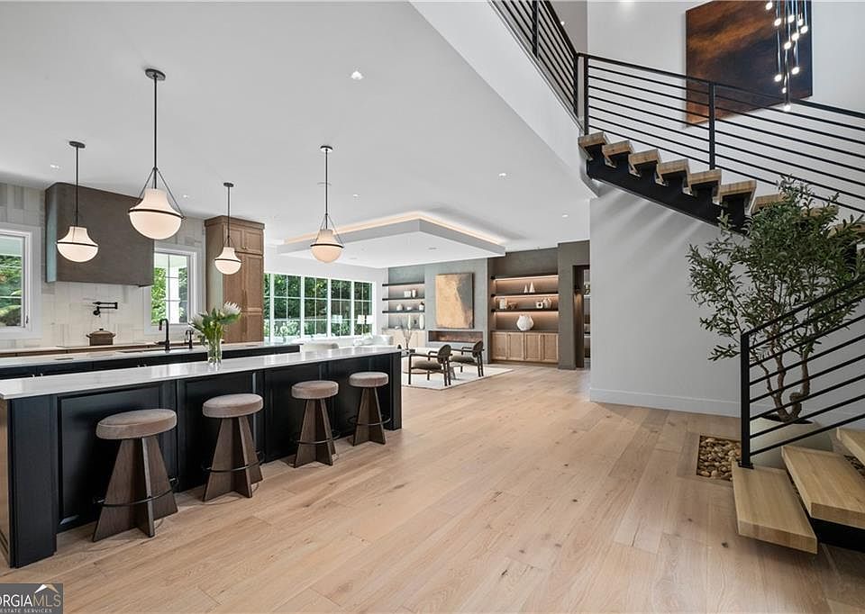 1st image of 2650 Roswell Rd