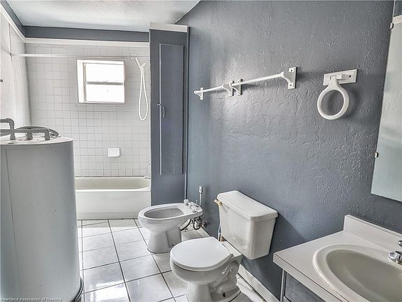 3rd image of 110 Circle Park Dr