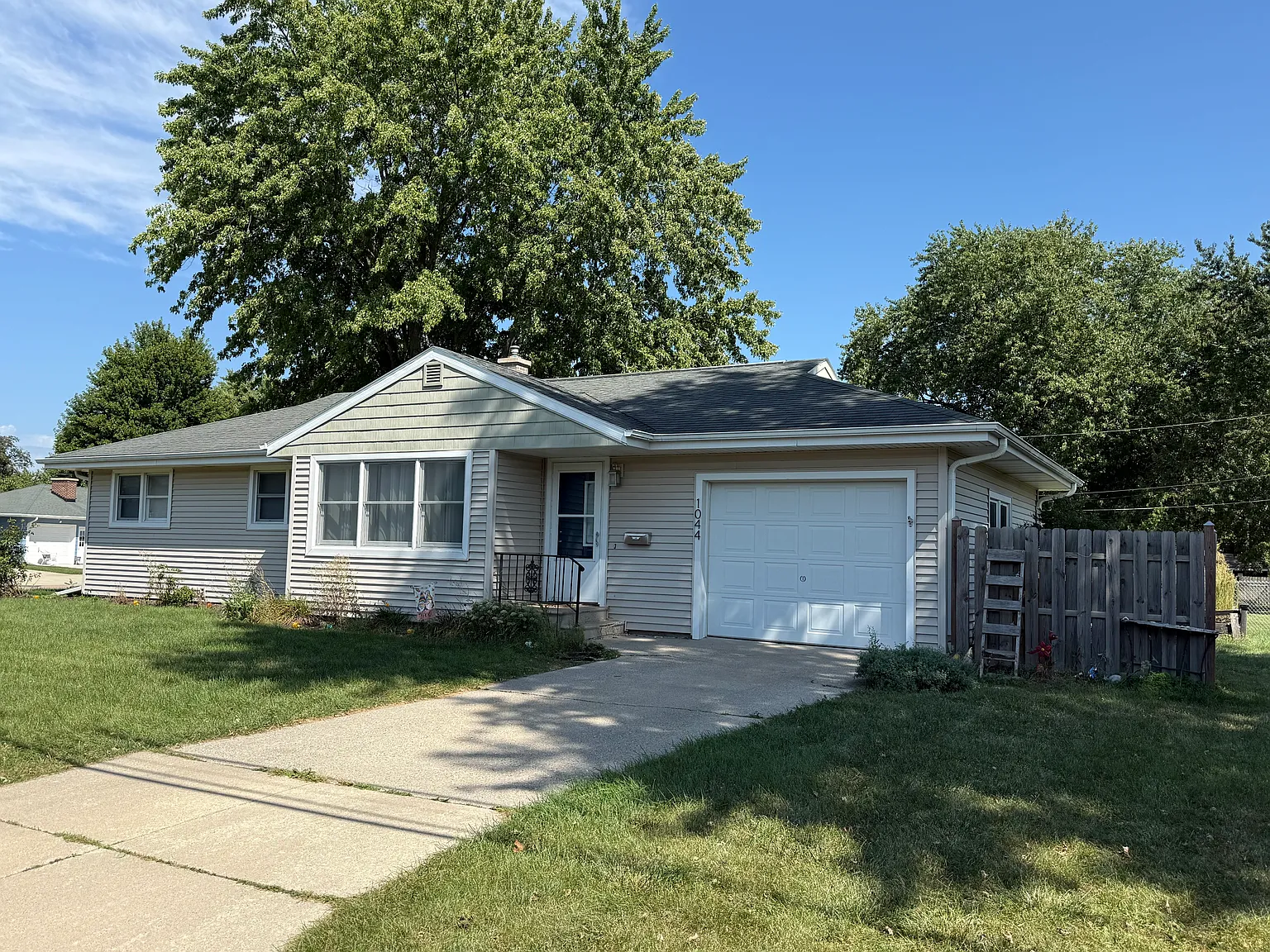 3 bed, 1200 sqft, $2,000 — Photo 2