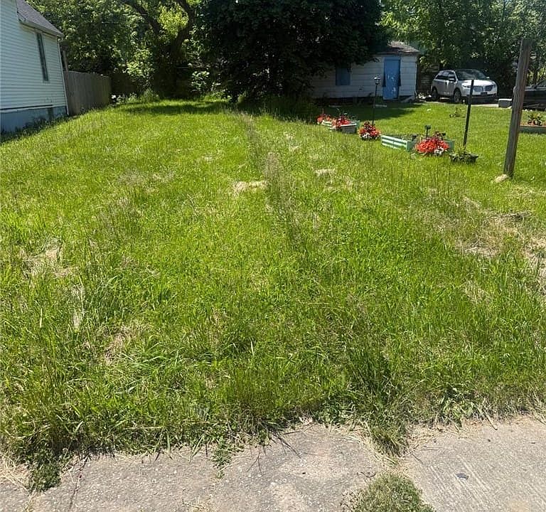 2nd image of 843 Woodlawn Ave