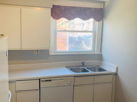 3rd image of 3127 Medina Ave