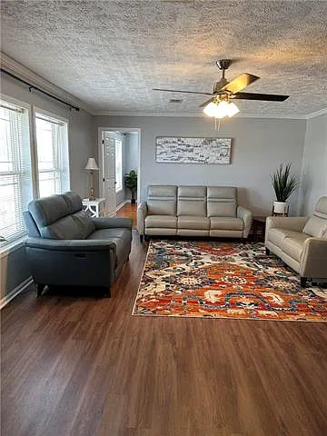 3 bed, 2.0 bath, 1800 sqft, $3,000 — Photo 3