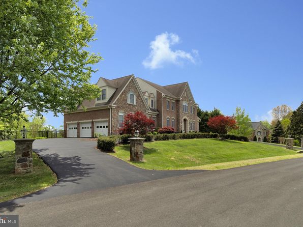 9907 Hessick Ct, Great Falls, VA 22066