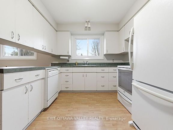5th image of 12 Claremount Rd