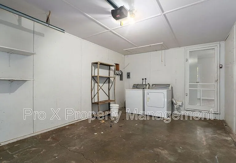 2111 S Ventura Ave — Photo 13